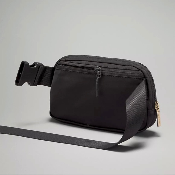 NWT Black / GOLD Lululemon Everywhere Belt bag 1L original size GOLD metal logo - Picture 13 of 15